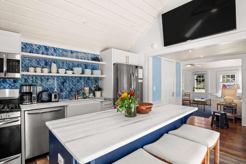 Stylish Updated Home walk to Dennis Pond Hot Tub - Image 5