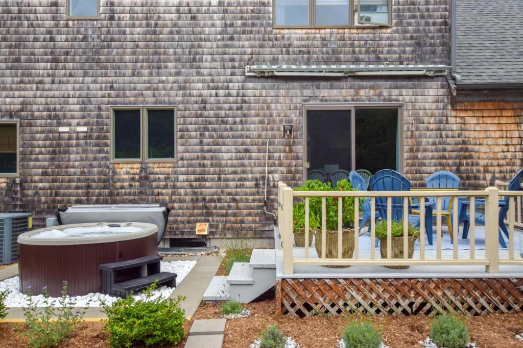 Hot Tub (Jacuzzi) - Photo 2