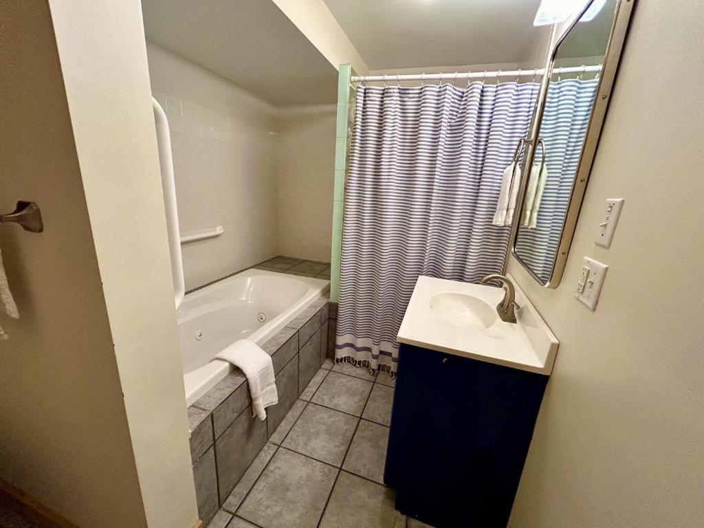 Hot Tub (Jacuzzi) - Photo 4