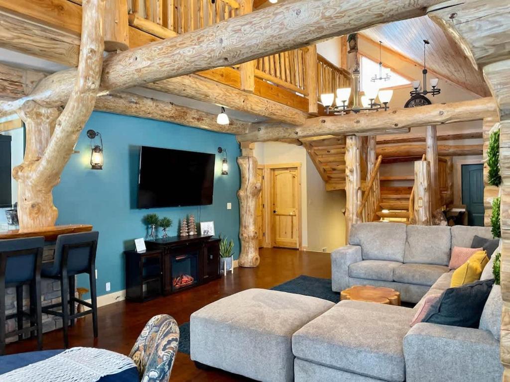 Stunning Log Cabin Getaway at The Hannu Haus - Image 7