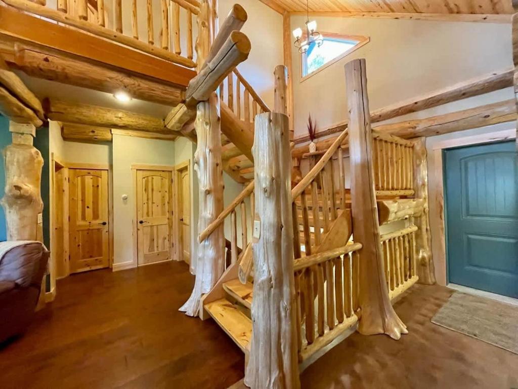 Stunning Log Cabin Getaway at The Hannu Haus - Image 5