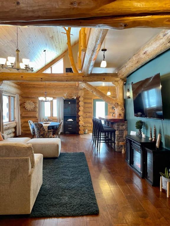 Stunning Log Cabin Getaway at The Hannu Haus - Image 6