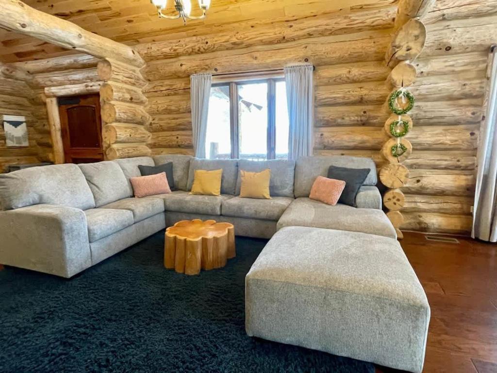 Stunning Log Cabin Getaway at The Hannu Haus - Image 8