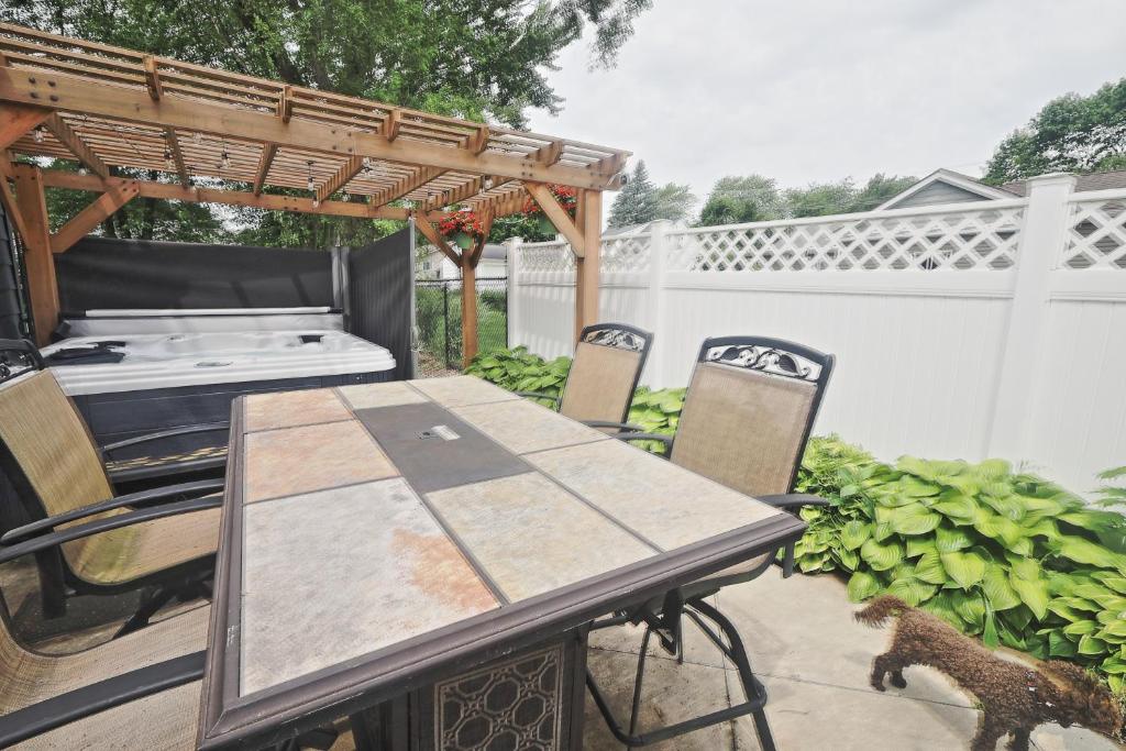 Hot Tub (Jacuzzi) - Photo 2