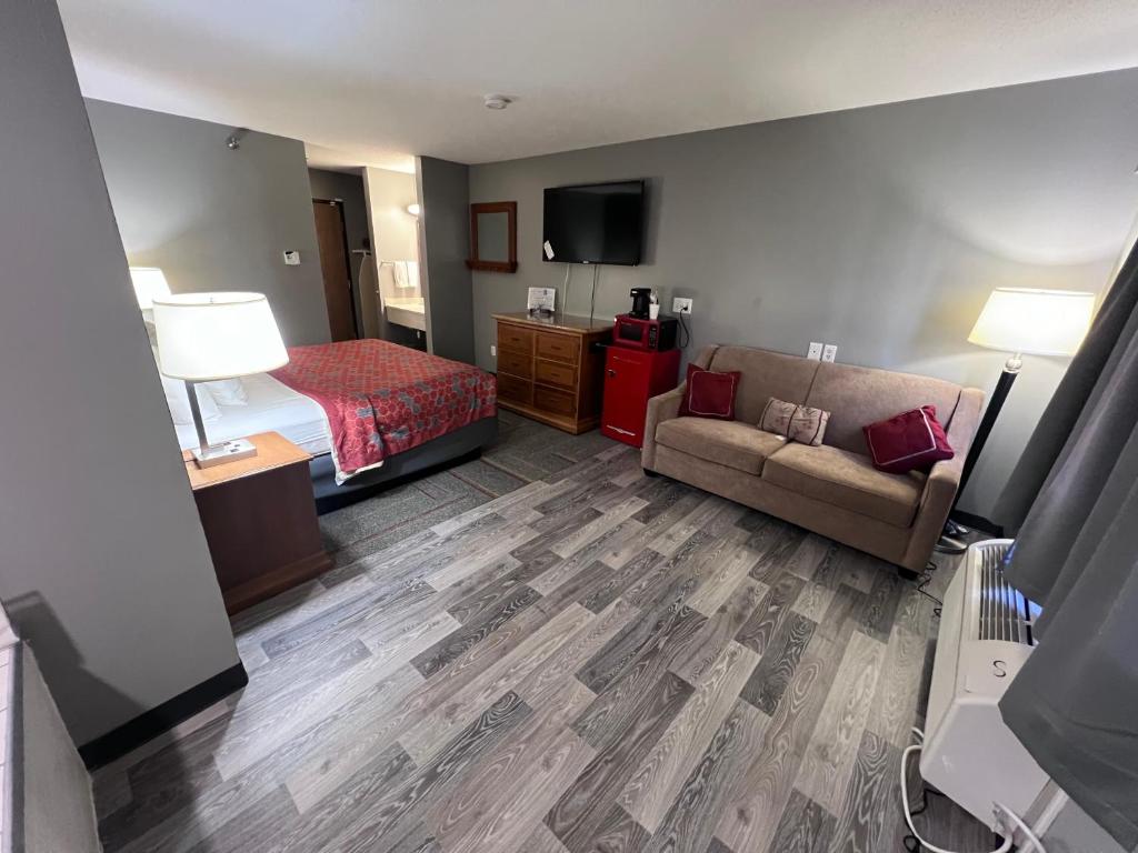 American Inn and Suites Ionia - Image 5