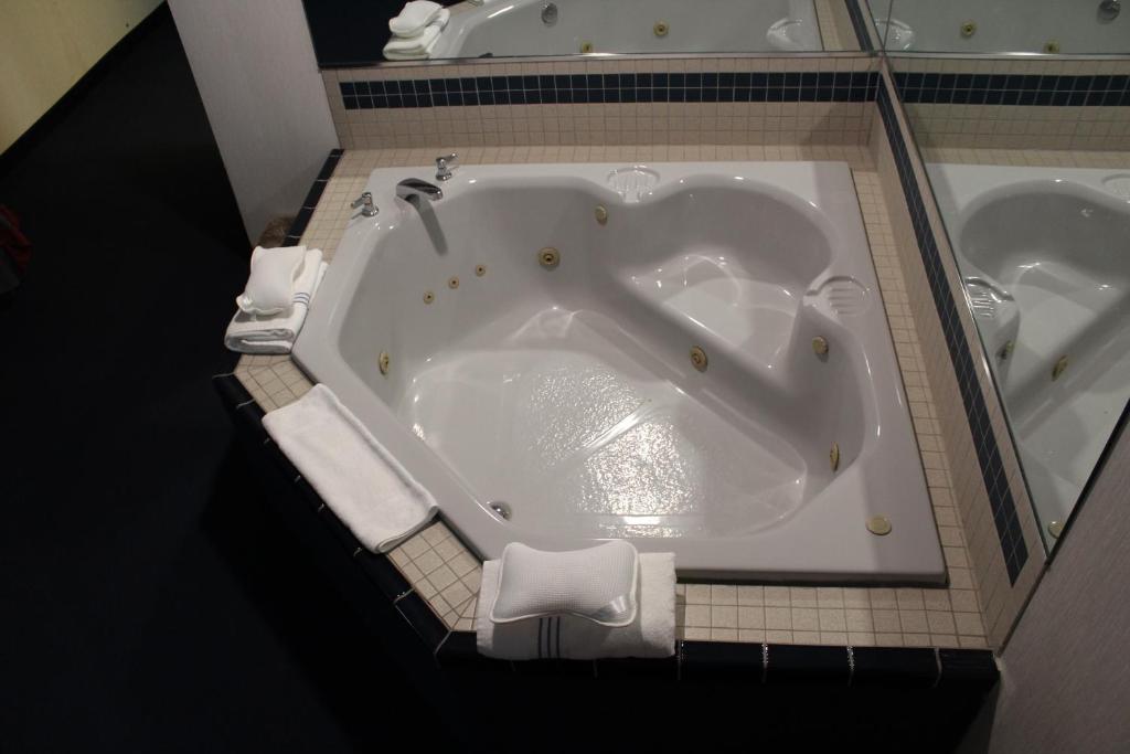 Bathtub - Photo 11