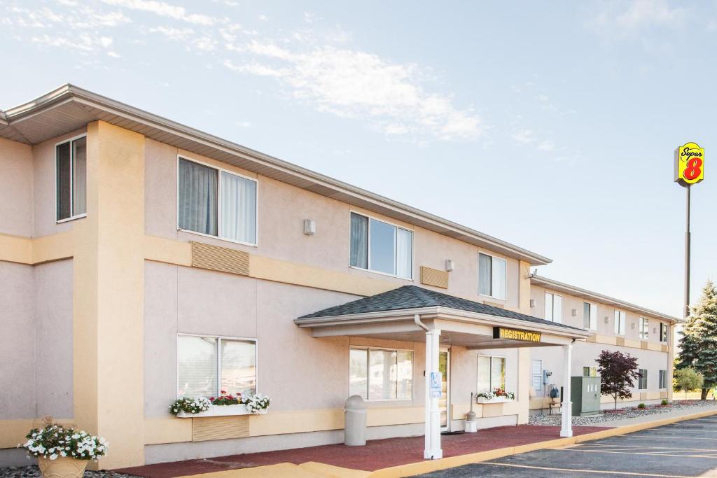 Super 8 by Wyndham Ionia MI - Image 6