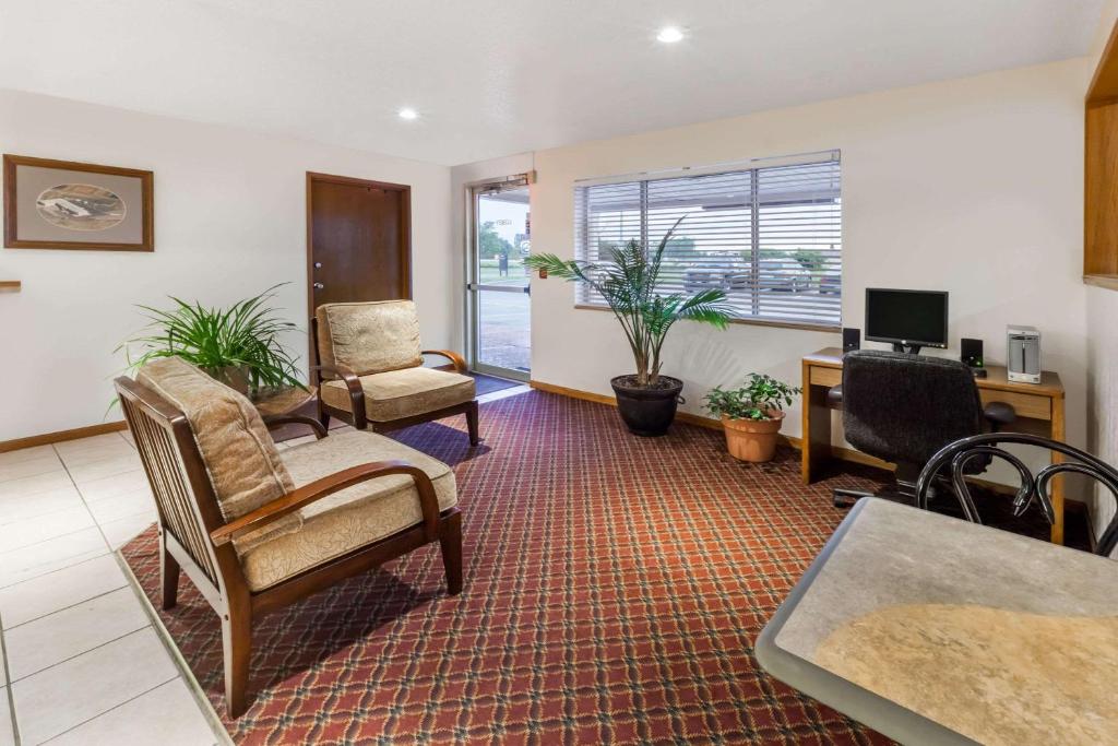 Super 8 by Wyndham Ionia MI - Image 5