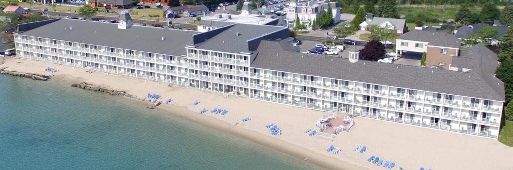 Hamilton Inn Select Beachfront Mackinaw City - Image 4