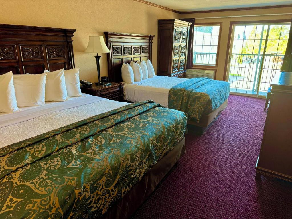 Hamilton Inn Select Beachfront Mackinaw City - Image 6