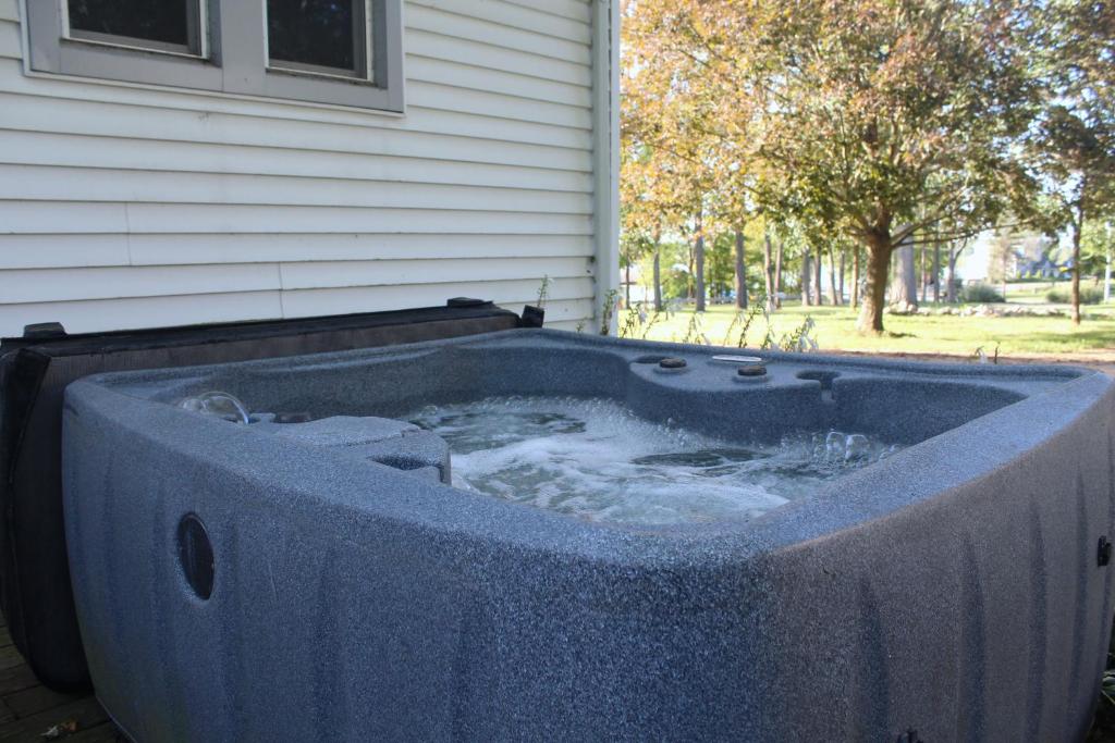 Hot Tub (Jacuzzi) - Photo 2