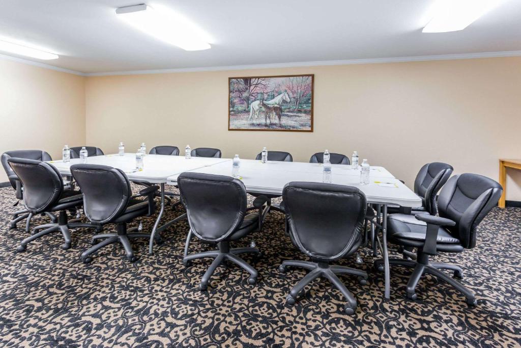 Days Inn by Wyndham Imlay City - Image 8