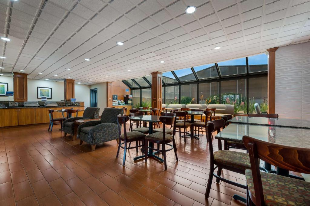 Best Western Detroit Livonia - Image 5