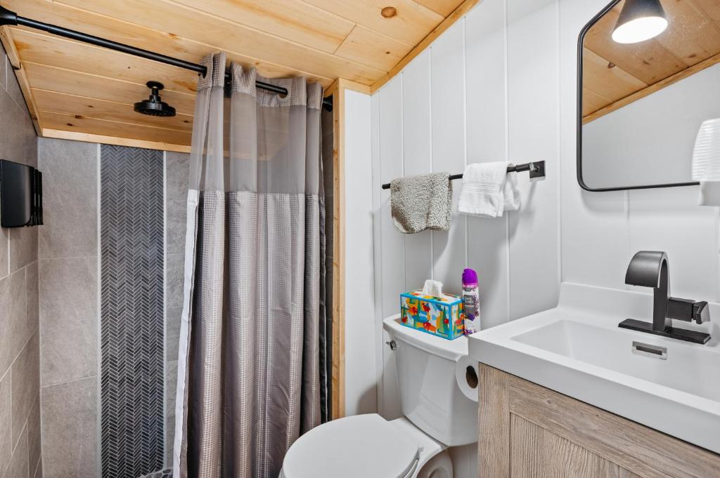 Lakeview King Suite-Arbutus-Boat Docks - Image 8