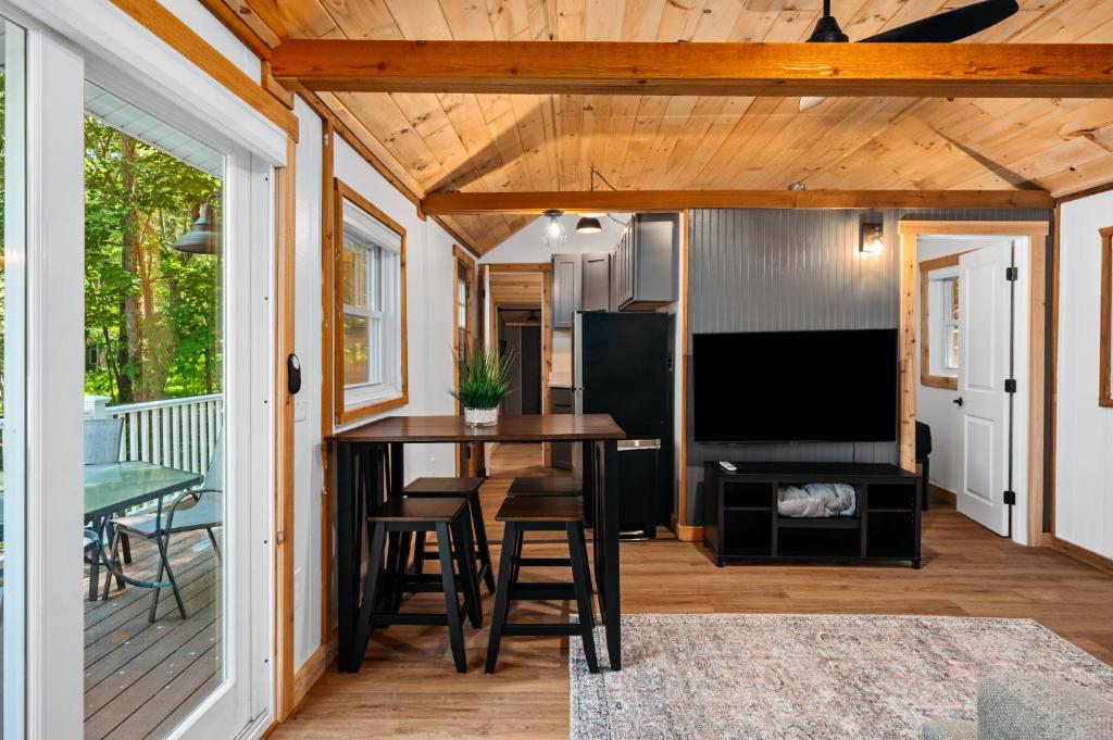 Lakeview King Suite-Arbutus-Boat Docks - Image 5