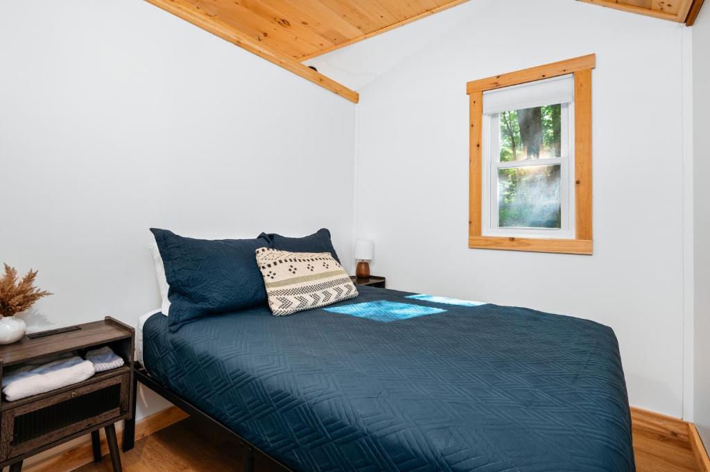 Lakeview King Suite-Arbutus-Boat Docks - Image 7