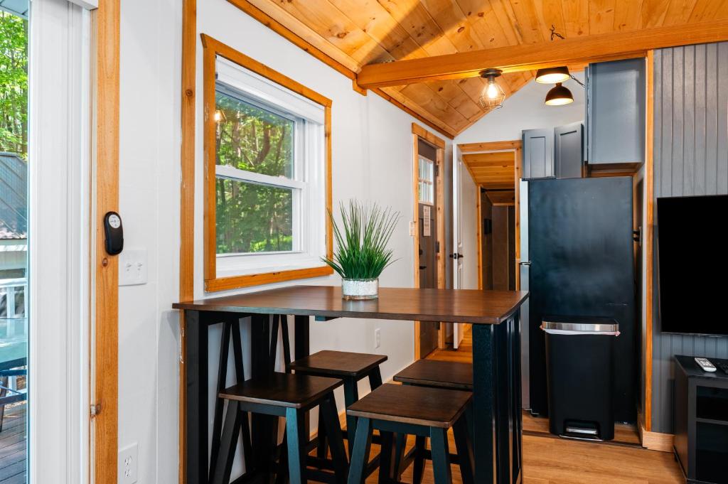 Lakeview King Suite-Arbutus-Boat Docks - Image 4