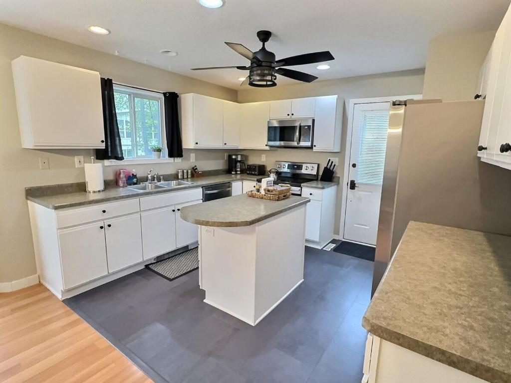 The Sawyer Hideaway - 3BR 2B with Hot Tub & Fire Pit - 5 mins to beach - Image 4