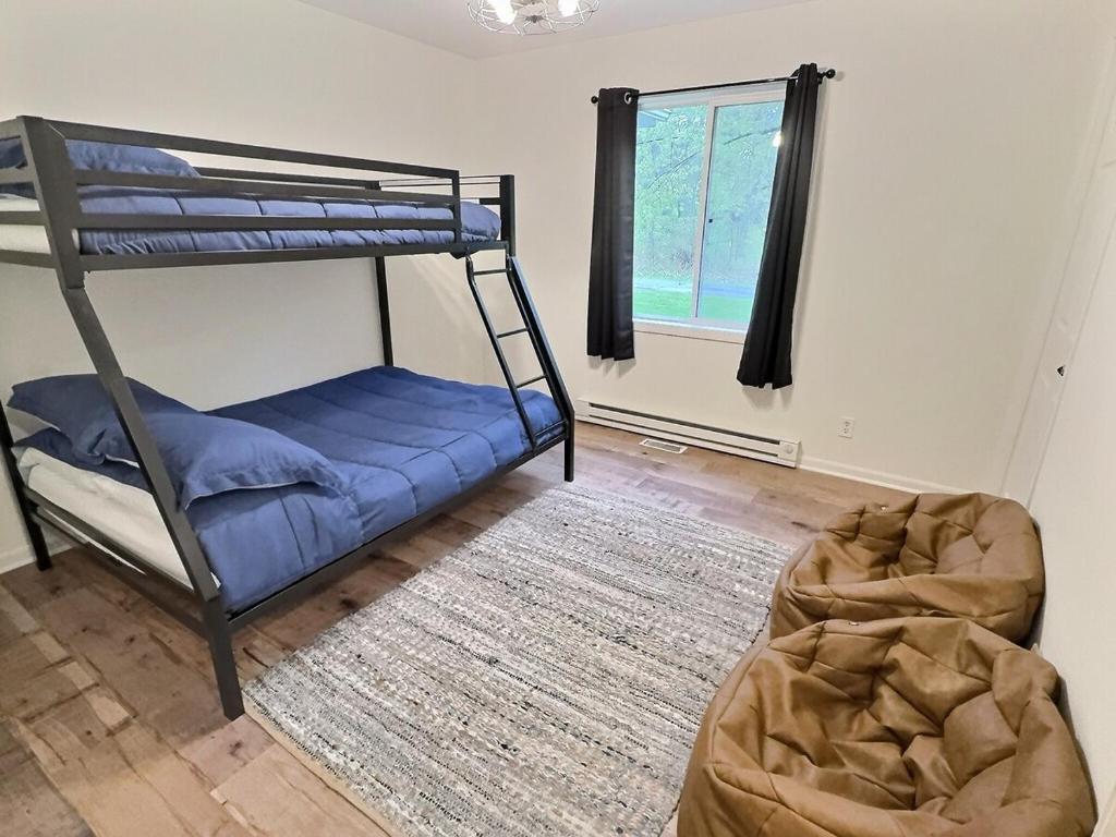 The Sawyer Hideaway - 3BR 2B with Hot Tub & Fire Pit - 5 mins to beach - Image 7