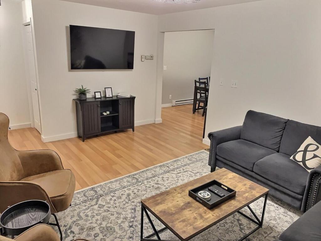 The Sawyer Hideaway - 3BR 2B with Hot Tub & Fire Pit - 5 mins to beach - Image 5