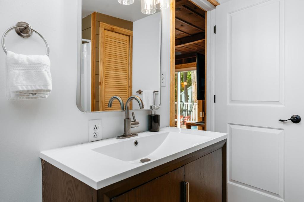 "Cabin Fever" on Arbutus Lake - Image 8