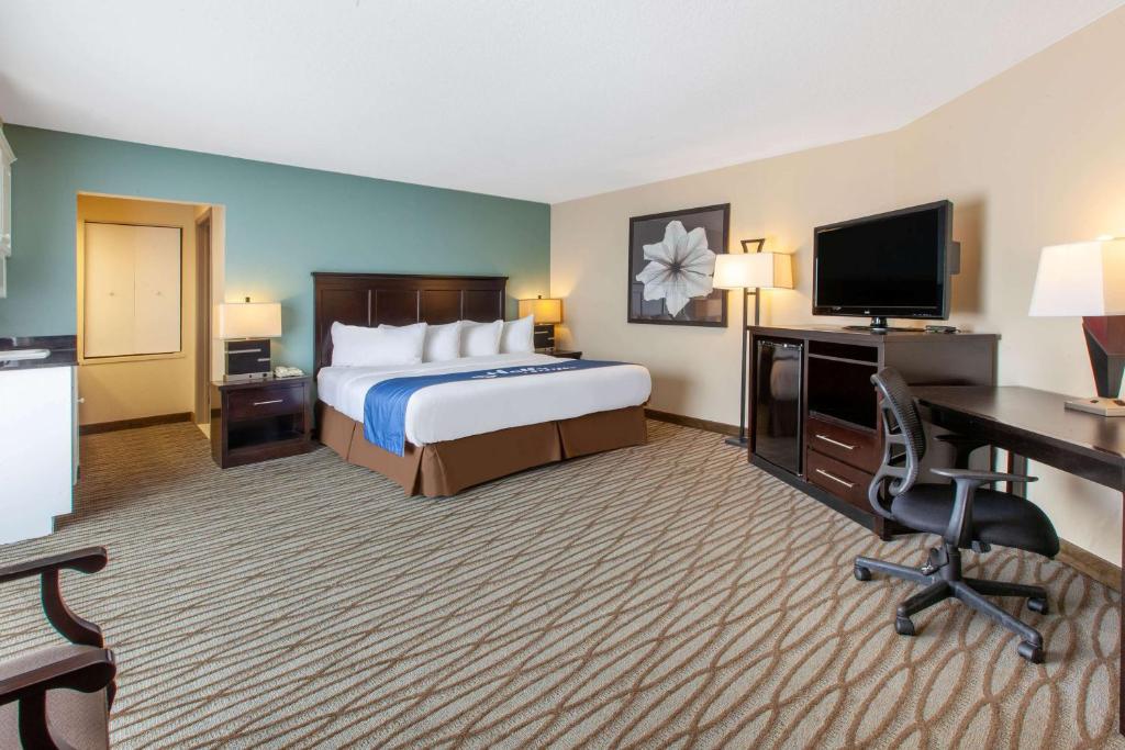 Days Inn by Wyndham Petoskey - Image 6