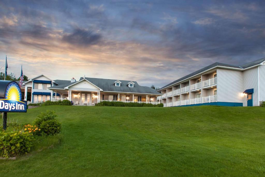Days Inn by Wyndham Petoskey - Image 7