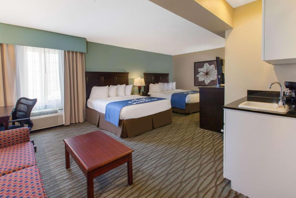 Days Inn by Wyndham Petoskey - Image 8