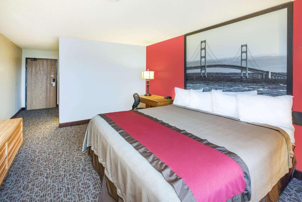 Super 8 by Wyndham West Branch - Image 7