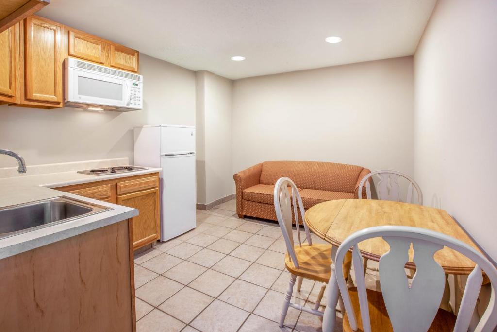 Baymont by Wyndham Grand Rapids Airport - Image 4