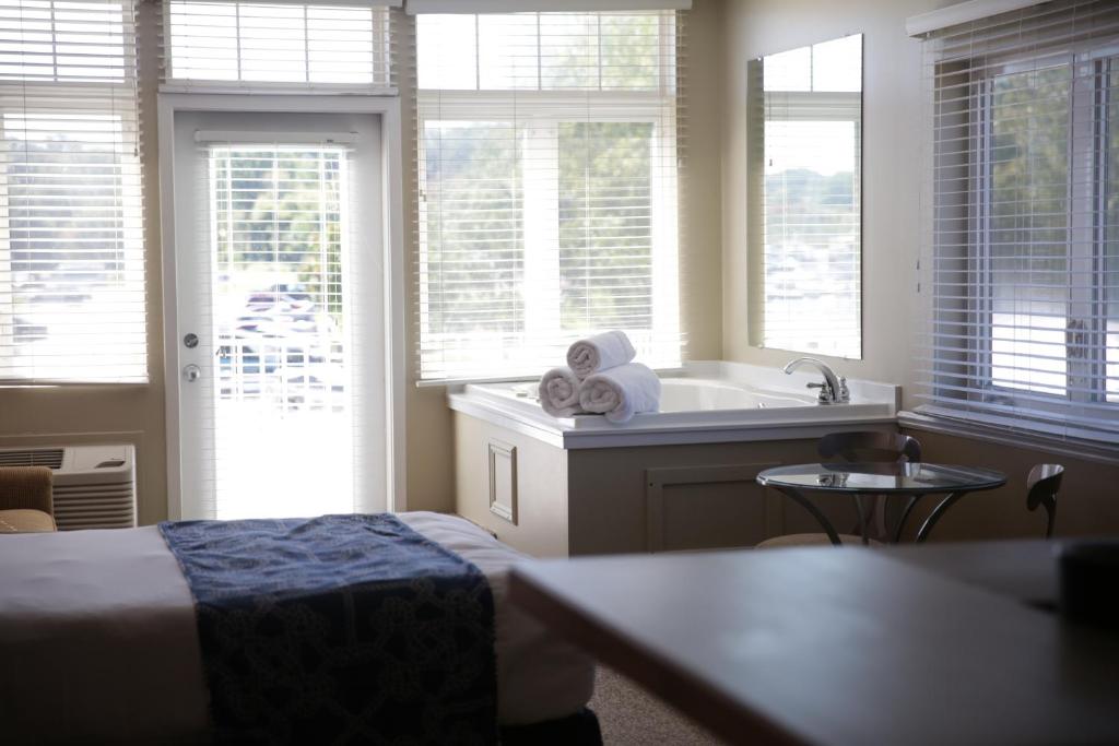 Hot Tub (Jacuzzi) - Photo 2