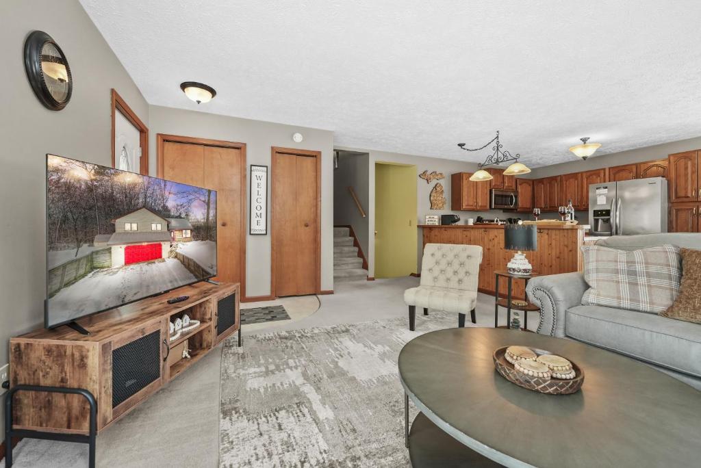 BASS LAKE RETREAT- lakeview home w 5 Bedrooms, Hot Tub, Game room, Pets - Image 4