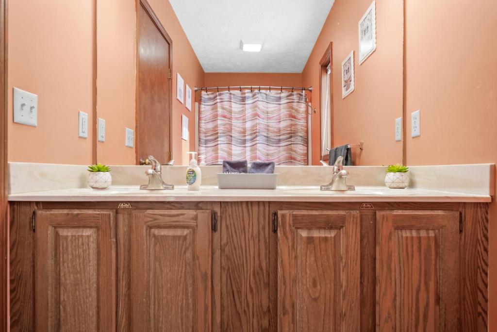 BASS LAKE RETREAT- lakeview home w 5 Bedrooms, Hot Tub, Game room, Pets - Image 8