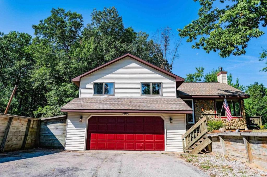 BASS LAKE RETREAT- lakeview home w 5 Bedrooms, Hot Tub, Game room, Pets - Image 6