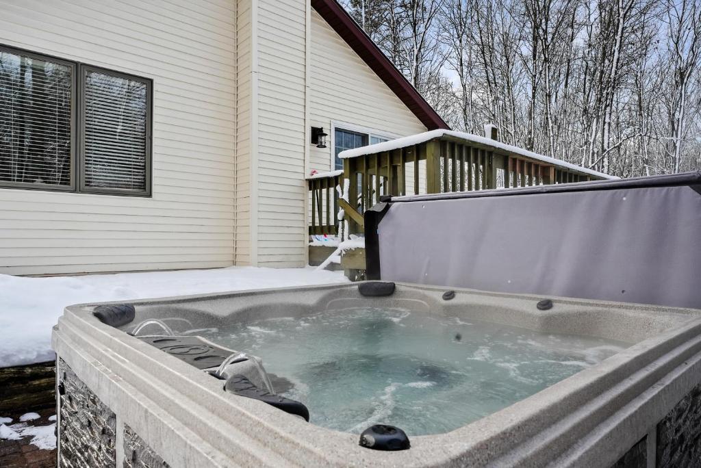 BASS LAKE RETREAT- lakeview home w 5 Bedrooms, Hot Tub, Game room, Pets