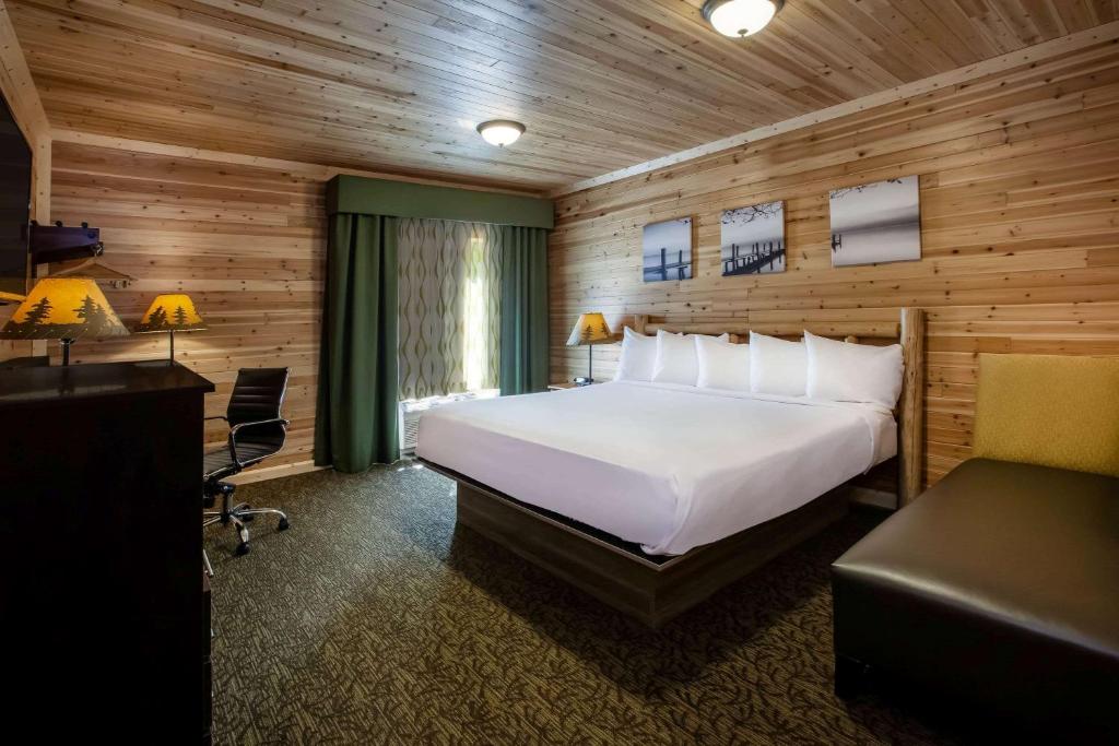 Days Inn by Wyndham Cadillac - Image 8