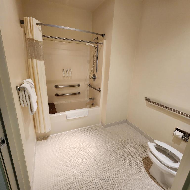 Baymont by Wyndham Mackinaw City - Image 8