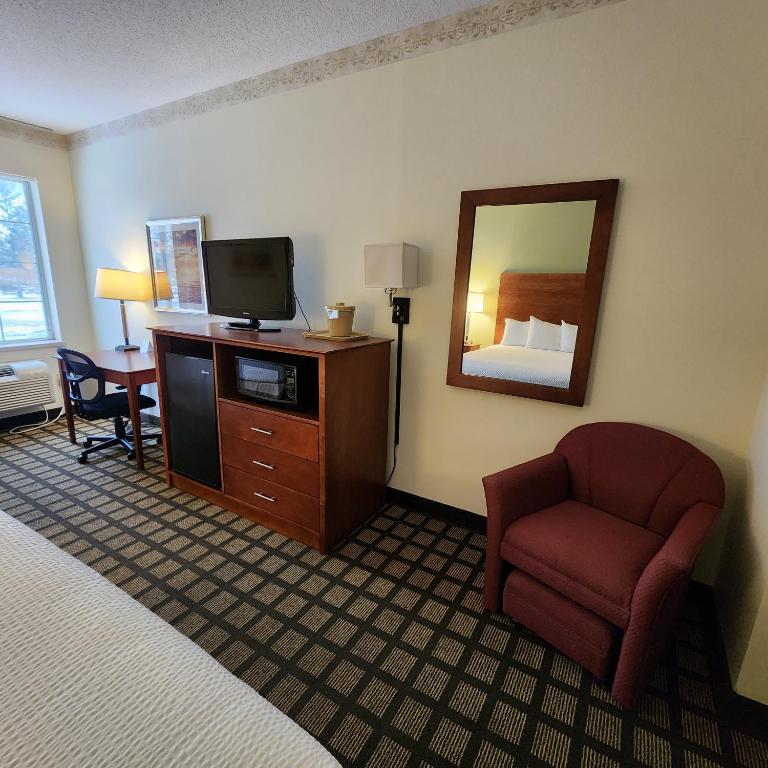 Baymont by Wyndham Mackinaw City - Image 5