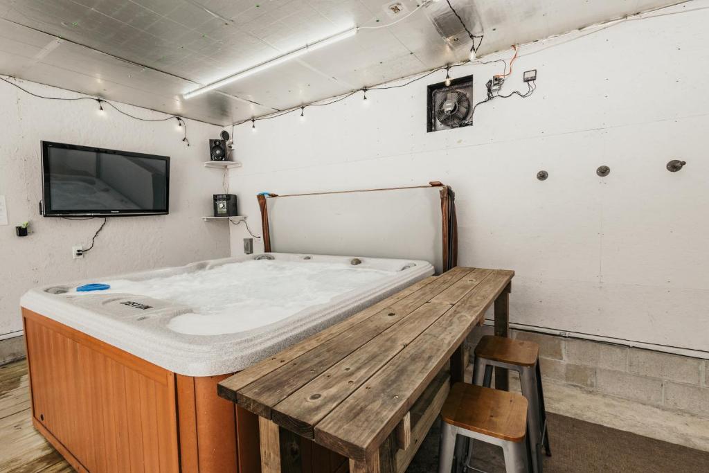 Hot Tub (Jacuzzi) - Photo 2