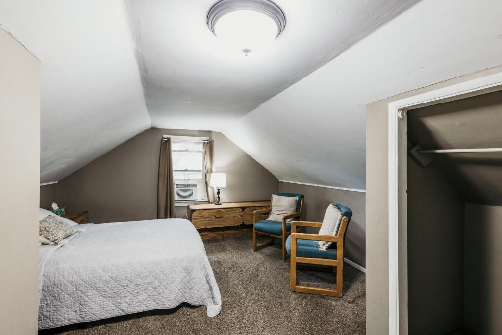 Spacious & Updated MQT Home - HotTub - Backyard - Image 7