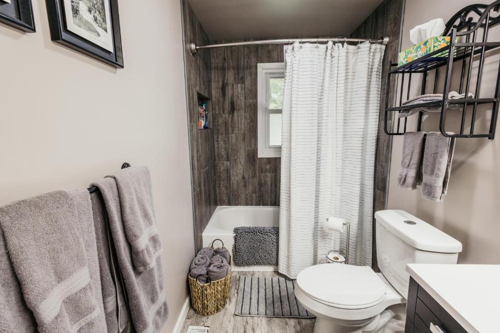 Spacious & Updated MQT Home - HotTub - Backyard