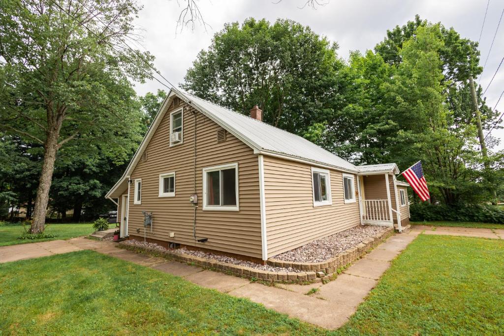 Spacious & Updated MQT Home - HotTub - Backyard - Image 6