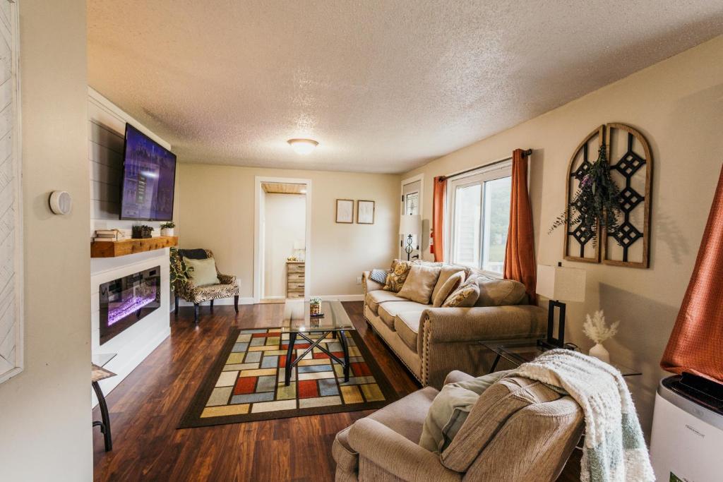 Spacious & Updated MQT Home - HotTub - Backyard - Image 5