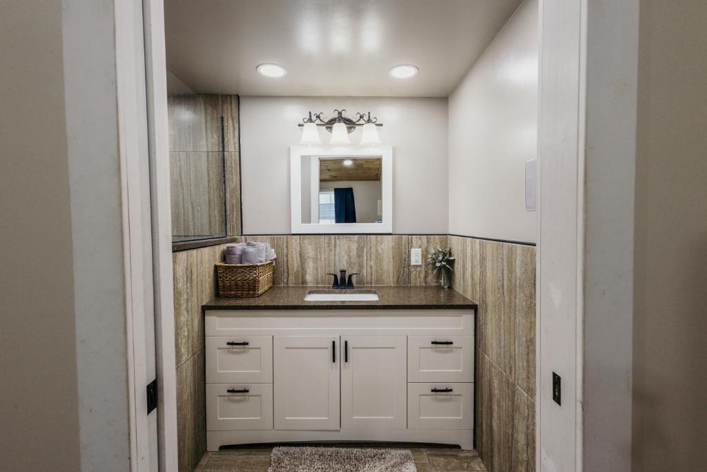 Spacious & Updated MQT Home - HotTub - Backyard - Image 8