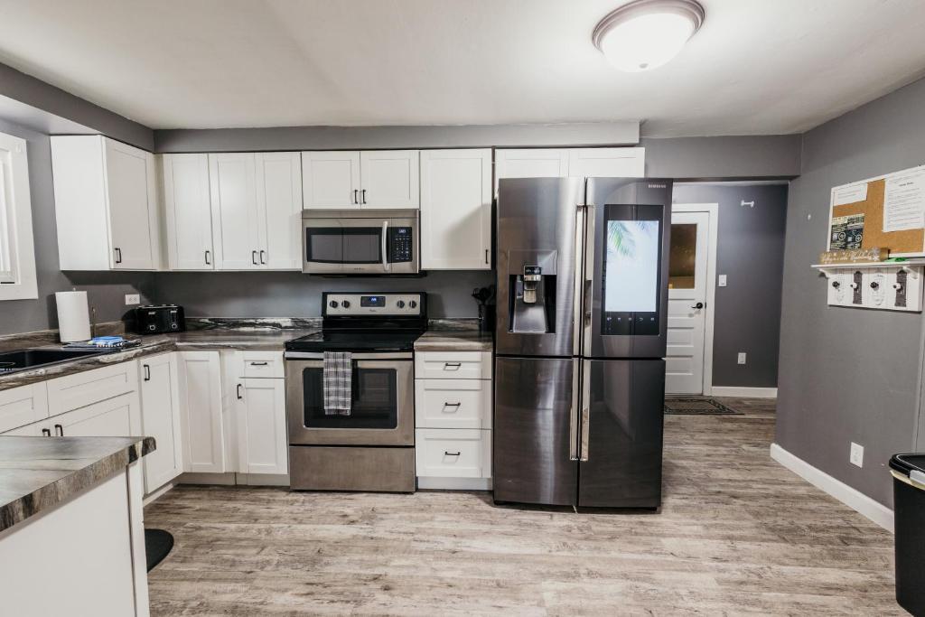 Spacious & Updated MQT Home - HotTub - Backyard - Image 4