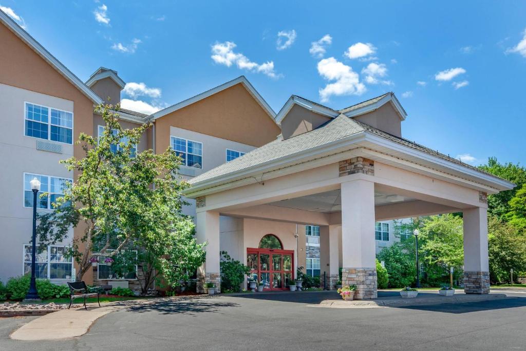 Comfort Suites - Image 7