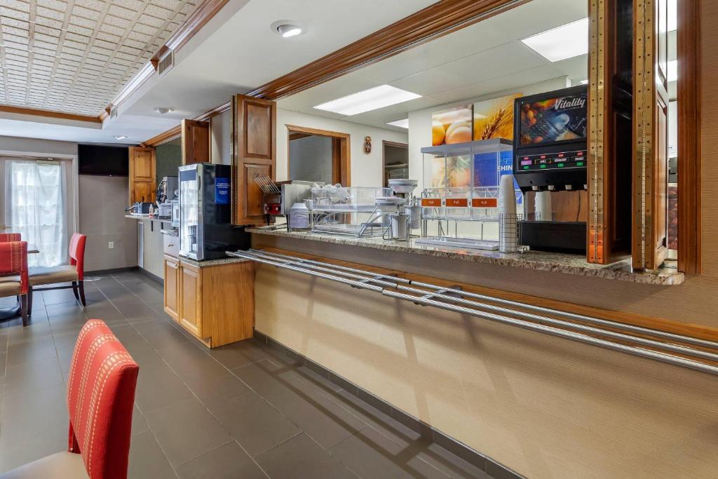 Comfort Suites - Image 5