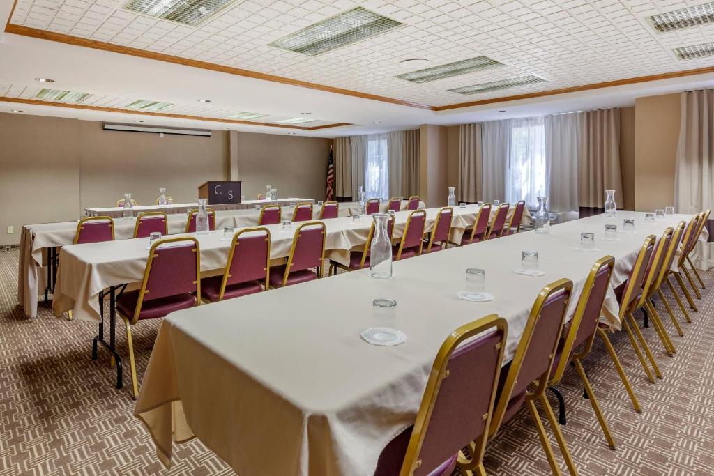 Comfort Suites - Image 8