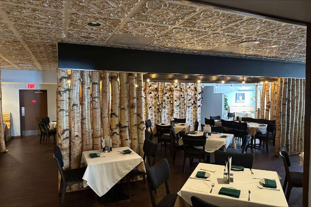 Ramada by Wyndham Marquette - Image 4