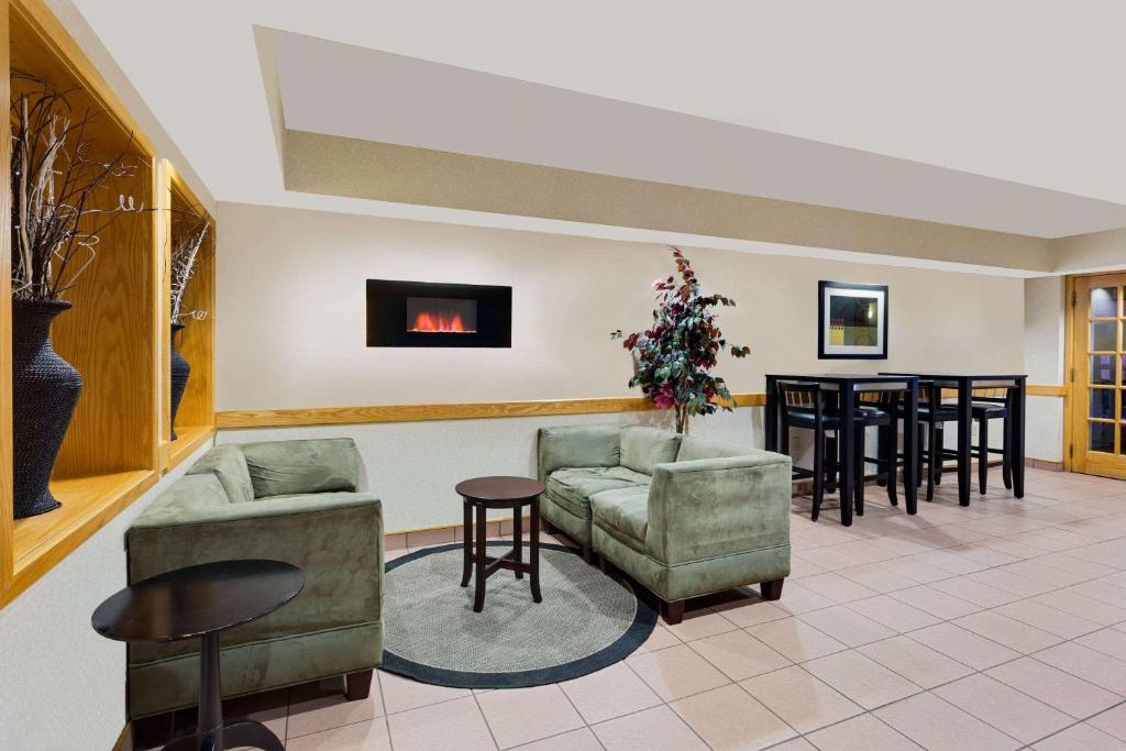 Ramada by Wyndham Marquette - Image 6